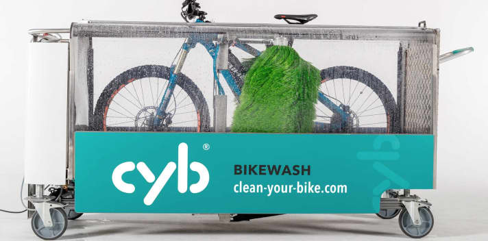   Fahrrad-Waschanlagen – wie die von <a href="https://clean-your-bike.com/" target="_blank" rel="noopener noreferrer nofollow">Cyb Bikewash</a>  – gibt's nur vereinzelt in großen Städten. Doch die mobile Anlage kann man auch mieten.
