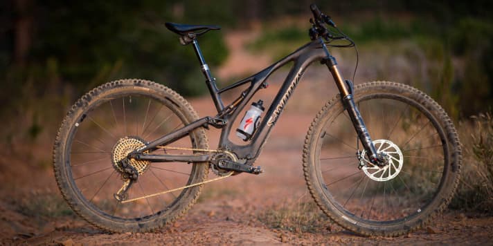 Less motor power, but significantly lighter: the Specialized Levo SL is an e-trail bike with impressively natural, agile handling.