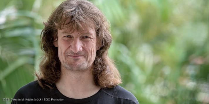  Erhard Goller, die Stimme des Mountainbike-Sports, braucht Hilfe. Durch einen Schlaganfall verlor er die Fähigkeit zu sprechen. <a href="https://www.gofundme.com/f/worte-fur-erhard" target="_blank" rel="noopener noreferrer nofollow">Eine Spendenaktion soll helfen, eine Spezialtherapie zu finanzieren.</a>