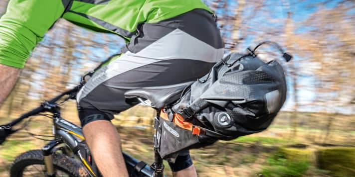 Ortlieb Seat Pack – Satteltasche in Übergröße: Hier passt alles rein, was man für die Tages-Tour braucht – und der Rücken bleibt frei.
