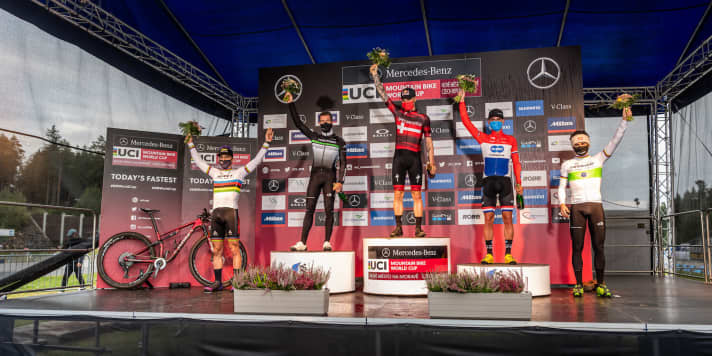   Das Podium der Herren: Neben Avancini (rechts), Schurter (links) und Marotte (Zweiter von links) mit neuen Gesichtern. Ganz oben auf dem Podest Simon Andreassen und rechts daneben Milan Vader.
