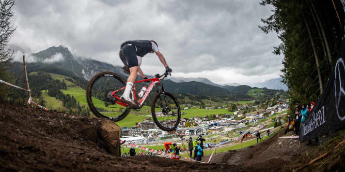   Zwei spannende Material-Facts: Alle Fahrer in den Top 10 – wie hier Mathias Flückiger – fuhren mit einer Variostütze. Außerdem griffen mit Schurter, Colledani, Colombo und Flückiger vier der schnellsten zehn Herren zum Hardtail.