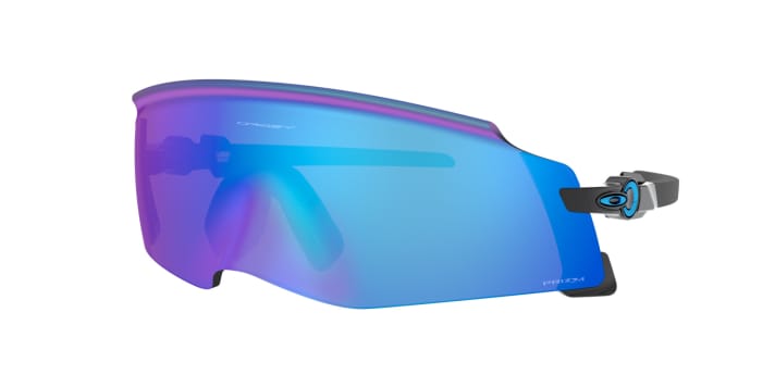   Frameless design and a lens that fits halfway around the nose: With the new Kato, Oakley is building on such unmistakable eyewear models as the Eyeshade, the Over The Top or the <a href="https://www.awin1.com/cread.php?awinmid=11768&awinaffid=471469&clickref=B+Oakley+Jawbreaker&ued=https%3A%2F%2Fwww.rosebikes.de%2Foakley-jawbreaker-sportbrille-809339" target="_blank" rel="noopener noreferrer">Jawbreaker</a>*.