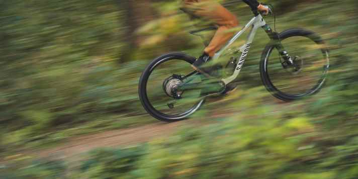 The 15.1-kilo Canyon Spectral CF7 is in its element as long as it's going downhill. Moderate tours are not one of its strengths.