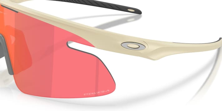 Ein peripheres Schnittdetail prägt die Optik des Modells Oakley RSLV Lite.