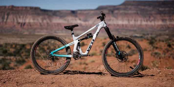 Selbst in einem dicken Enduro wie Yetis neuem SB165 wirkt die Gabel mächtig. Bis zu 190 Millimeter Federweg sind möglich.