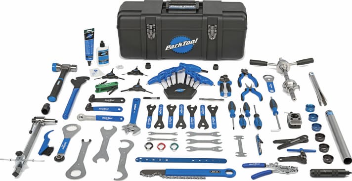 Park Tool Komplettpaket >> <a href="https://www.awin1.com/cread.php?awinmid=28561&awinaffid=471469&clickref=B+Park+Tool+Set&ued=https%3A%2F%2Fwww.alltricks.de%2FF-11929-outillage%2FP-1766207-werkzeugsatz_park_tool_pk_5_professional_tool_kit" target="_blank" rel="noopener noreferrer nofollow">hier erhältlich</a>*