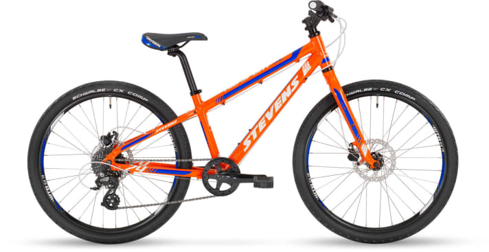Strictly speaking, a children's bike must not weigh more than 10 kilos! However, the Stevens Sport SL Disc 24 only just misses the magic limit at 10.4 kilos. If you can do without disc brakes, you can choose the Sport SL with V-brakes and, at 9.9 kilos, even come in under that! The equipment is solid, but still offers tuning potential. The price-performance ratio is convincing: 529 euros (disc version), 429 euros (V-brakes).