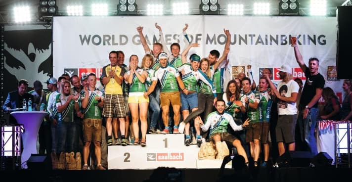   The world champion atmosphere continues at the award ceremony with the presentation of the World Championship jerseys on Saturday evening. Here, the winners are not only honoured with trophies and prizes like at any other marathon, but also with the national anthem of their home country.