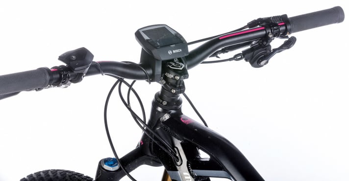   Unconventional: The 40 millimetre short stem almost disappears under the chunky Bosch Intuvia display. The short stem balances out the long top tube and ensures direct steering behaviour.