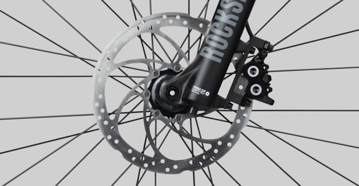   Magura's famously powerful four-piston system brakes the Radon Jealous AL Hybrid 9.0, while the more affordable 8.0 is slowed down by a two-piston brake.