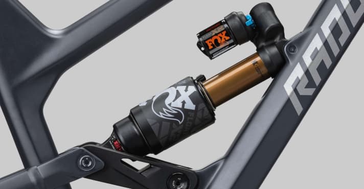   Der Fox Float X2 Factory im Swoop 10.0 HD gibt satte 170 Millimeter Federweg frei.