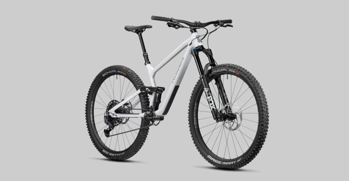 Fox suspension, Sram GX Eagle drivetrain, down tube protection and fat Schwalbe tyres: The aluminium all-mountain Radon Slide AL 8.0 shows what Radon 2023 can do for € 2699 in the suspension travel class up to 150 mm.