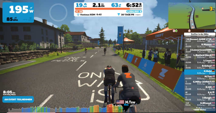   Rappel d'événement en bas à gauche, fréquence cardiaque en bas de l'écran, données actuelles sur les performances et la progression en haut de l'écran - il se passe beaucoup de choses sur Zwift !