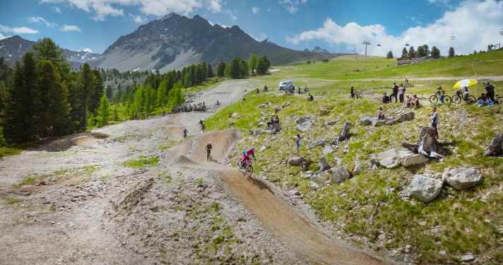 Auf der blauen Hauptlinie bleibt der Goldsee-Trail stets rollbar, die rote Linie enthält Airtime-Abschnitte.