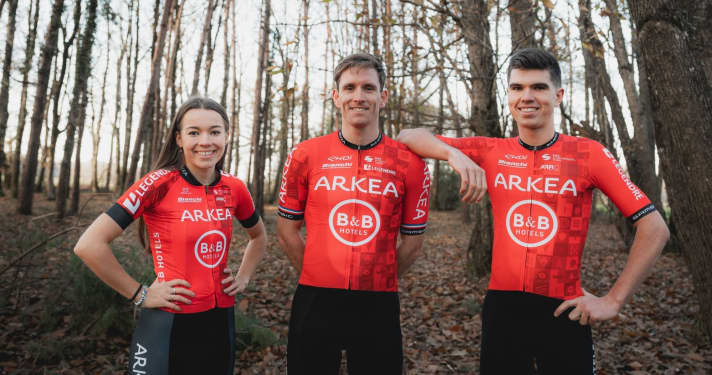 Marie-Morgane le Deunff (à gauche), Arnaud Demare (au centre) et Pierre Thierry (à droite) avec le nouveau maillot d'Arkea - B&B Hotels dans la forêt mystique de Brocéliande