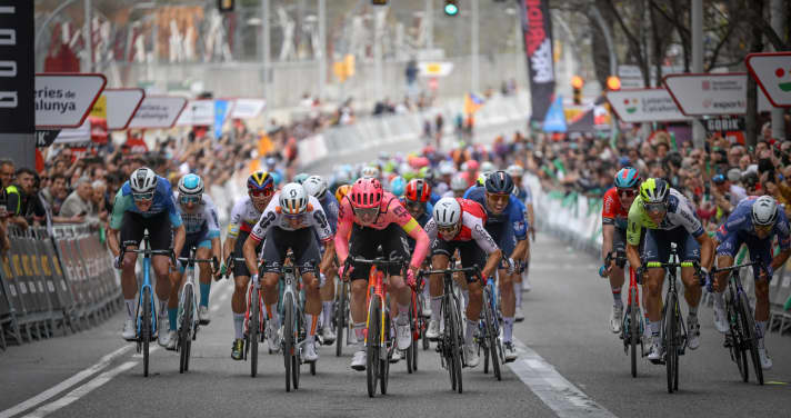Le sprint final à Lleida : Marijn van den Berg (au centre) s'impose