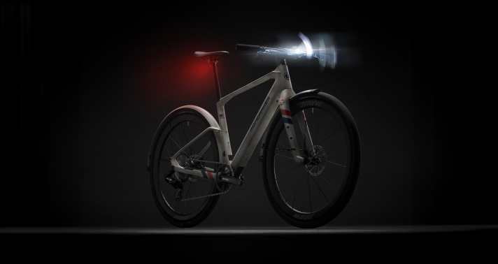 Brings light into the dark: The standard headlights on the Mondraker Dusty X Unlimited Gulf Edition.