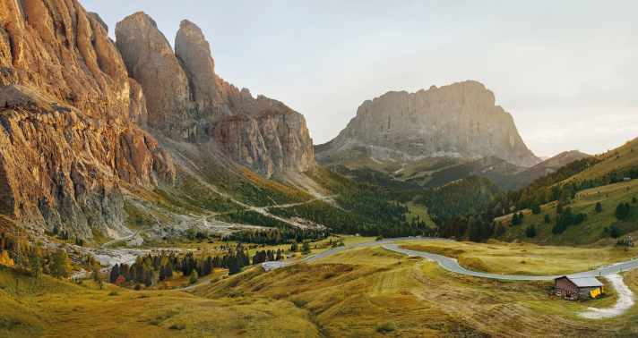 The Din-A3 sized volume lets us experience the adventure of the former military route, the high alpine route or the serpentine that always recurs as if painted.