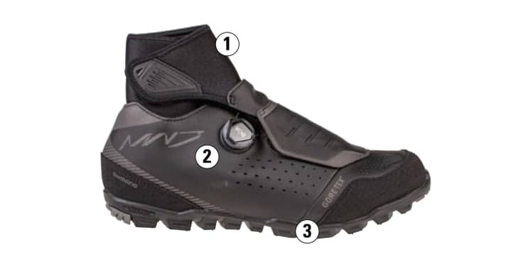   (1) Der Schaft: Alle Winterschuhe im Test besitzen einen hohen Stiefelschaft, der verhindert, dass Wärme nach oben entweicht und außerdem das Eindringen von Wasser von oben hemmt. Bei der Umsetzung gehen die Hersteller unterschiedlich gelungene Wege. (2) Die Schnürung: Sie muss lang genug sein, schnell zu bedienen und darf nicht klemmen. Hier setzen die Hersteller auf unterschiedliche Systeme: Boa, Quick-Lace, Klett- und Reißverschlüsse sowie Kombinationen aus den Systemen: Wir sagen, welche Lösung uns am meisten überzeugt hat. (3) Die Sohle: Steif, aber flexibel soll sie sein. Eigentlich ein Widerspruch. Außerdem mit grobem Profil und trotzdem weicher Gummimischeung. Einigen Herstellern gelingt es, gute Kompromisse zu finden.