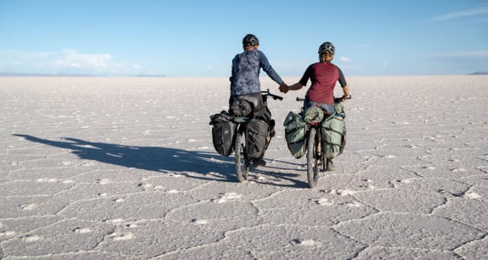 Travelling as a couple: Alina, a passionate mountaineer from Switzerland, and Ferry, an experienced mountain biker from Germany, united their thirst for adventure.