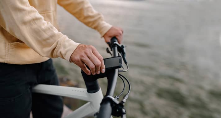 Tidy cockpit: the cables disappear into the carbon handlebar unit. An SP Connect adapter is integrated into the stem.