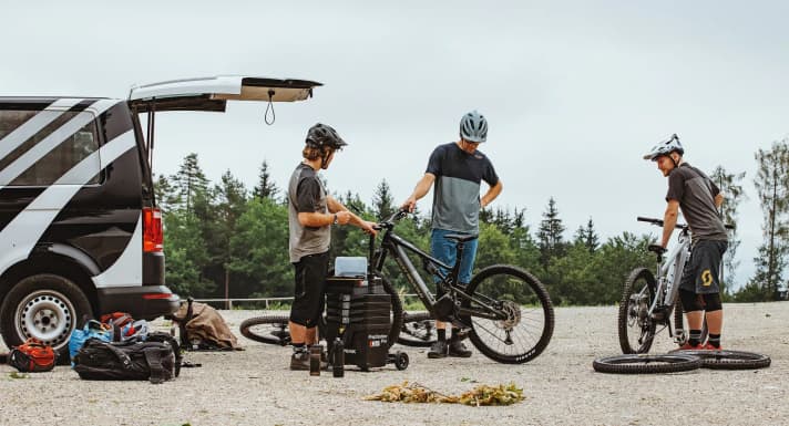  We invited six E-Enduros up to 7000 euros and with full motor power to our test on the EWS track in Petzen / Jamnica. Plus the Kenevo SL as a light enduro bike. Which bike came out on top in the end? You can find out<a href="https://www.bike-magazin.de/magazin/jetzt-lesen-emtb-04-2022-die-neue-ausgabe/" rel="noopener noreferrer"> in EMTB 4/2022 </a> - available now from specialist retailers, <a href="https://www.bike-magazin.de/magazin/bequem-and-einfach-so-kann-man-emtb-digital-lesen/" target="_blank" rel="noopener noreferrer">Digital</a> and in the <a href="https://www.delius-klasing.de/zeitschriften-abo/emtb" target="_blank" rel="noopener noreferrer">onlineshop</a>.