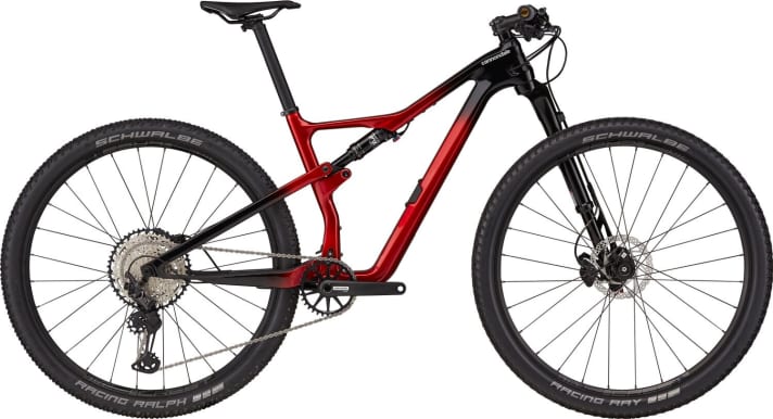   With plenty of traction uphill and an extra portion of comfort and riding fun downhill: with its balanced geometry, convincing suspension and great handling, the Scalpel not only delivers in tough racing conditions. It is also a top replacement for long single trail tours. <a href="https://www.awin1.com/cread.php?awinmid=13793&awinaffid=471469&clickref=B+Cannondale+Scalpel+Carbon+3&ued=https%3A%2F%2Fwww.liquid-life.de%2Fscalpel-carbon-3-crd-candy-red-2021.html" target="_blank" rel="noopener noreferrer nofollow">The Scalpel Carbon 3 is currently available from Liquid Life for 3995 euros instead of 4699 euros</a> *.
