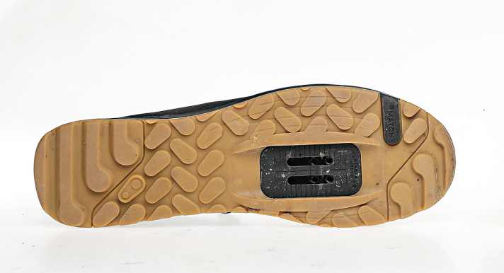 Die Sohle könnte mehr Grip erzeugen. Super ist der offene und umfangreich beschriftete Cleat-Kanal