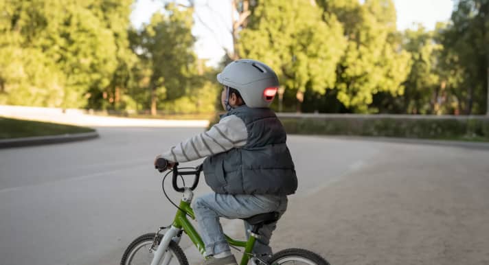 Der neue Unit 1 Sparky Kinderhelm verfügt über ein integriertes Lichtsystem, mit dem Kinder direkt interagieren können.