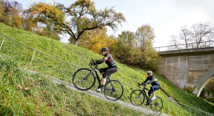 Dranbleiben! Nehmen die Steigungsprozente zu, muss das schwerere “System” auch mit E-Antrieb mehr Kraft fürs gleiche Tempo investieren.