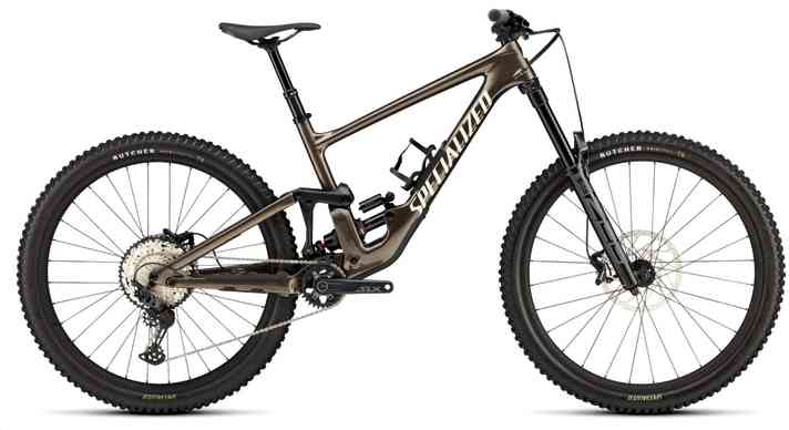 Das Enduro ist eine Offenbarung und erzeugte auch beim ehemaligen Deutschen Enduro-Meister und Gasttester Christian Textor für ein Aha-Erlebnis. Der hätte es allerdings am liebsten viel härter gefahren. Bei 30 % Sag im Heck wirkte das Bike auf unserer Teststrecke unterfordert. Erst, wenn es richtig steil und ruppig wird, ist das Bike in seinem Element. Hier fährt sich das Bike enorm gutmütig, schluckt, dämpft, puffert und fordert den Piloten auf, die Finger von den Bremsen zu nehmen. Benchmark!