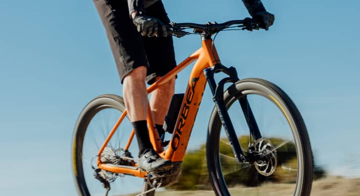 Carbon look: stylish aluminium chassis with flowing design.