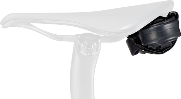   Schlauch und Werkzeug können dank SWAT-kompatibler Halterung an den Sattel geklippt werden. 