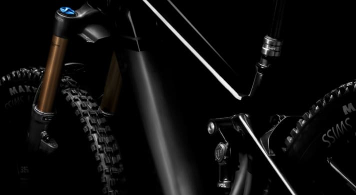   Both the fork and the main pivot point of the rear triangle are fitted with sensors that measure the distance to the magnets on the downtubes and the rear triangle.