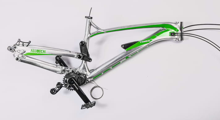 Das BIKE PROJECT: EUROPE wächst und bekommt seine Antriebsteile: Pinion C.12 Getriebe, Sram PC1 Kette und Time Atac Pedale.