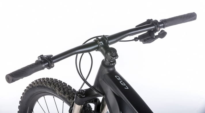   Kein Schnickschnack: Das Cockpit des Specializeds ist clean, die Verstellung der Fahrstufen befindet sich seitlich am Akku. Top Kontrolle in sportlichen Abfahrten liefert der breite Lenker.    