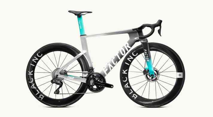 Factor ONE dans la couleur Silverstone