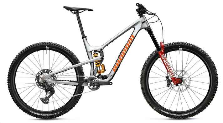 With 180 millimetres of travel, the Propain Spindrift CF has more than enough reserves for enduro use and long days in the bike park. Nevertheless, the uphill capability and the associated wide range of use of the supposedly pointed specialist is surprising.
