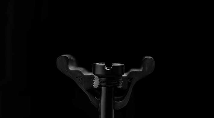 There are special tubeless valves (included) for the Roval rims that can be screwed into the valve hole. This is a practical feature, as the valves seal better.