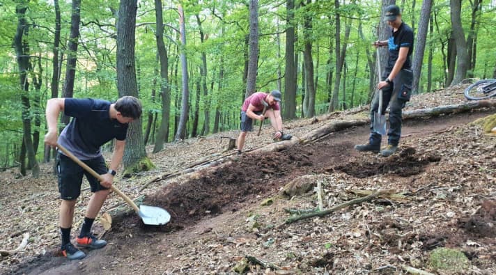   The MTB trails on the Hahnenkamm are largely the result of the voluntary work of the 12-strong trail working group. At the same time, however, the trails are a public facility of the town of Alzenau.