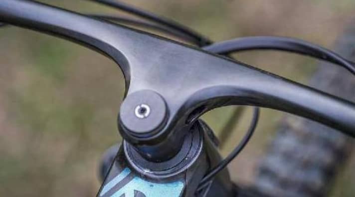 Das tiefe Bike-Ahead-Cockpit sorgt für eine sportliche Position und wenig Gewicht. Der Lenkwinkel wurde abgeflacht.
