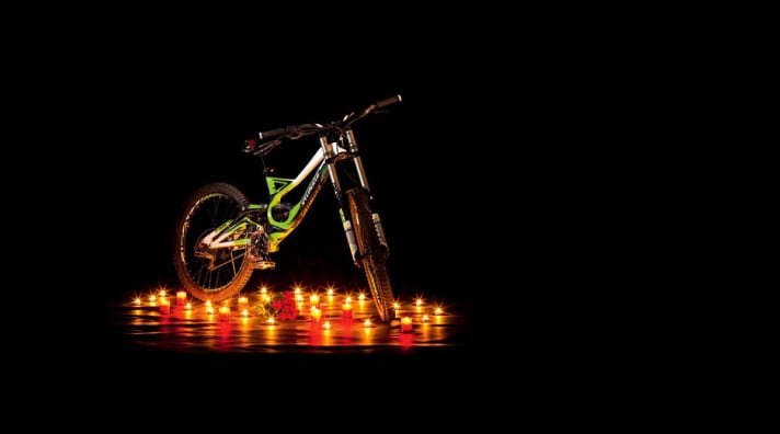   The Specialized Demo 8 I in the FREERIDE endurance test 2012-2013: Yes, this is what an official FREERIDE farewell ceremony looks like. Of course, not every bike has this much emotion.