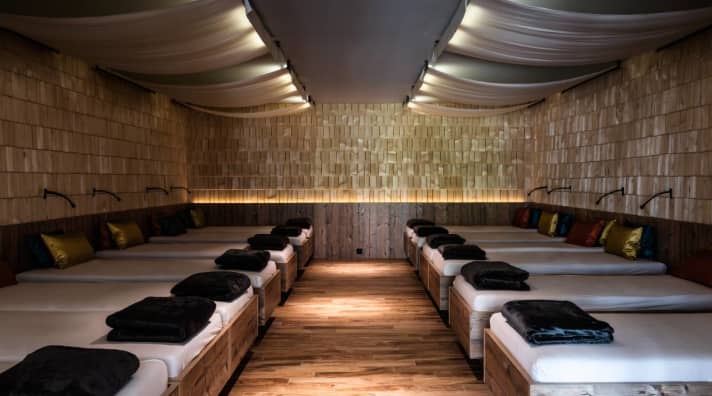 Die Wellness-Oase mit Ruheraum im 4-Sterne-Hotel Ameron hilft beim Verarbeiten der täglichen Trailaction. Währenddessen wird auf der Terrasse fürs Abendessen eingedeckt.