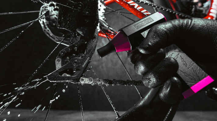 This is not an air pump, but a blower that blows water out of the smallest cracks. | pd-f