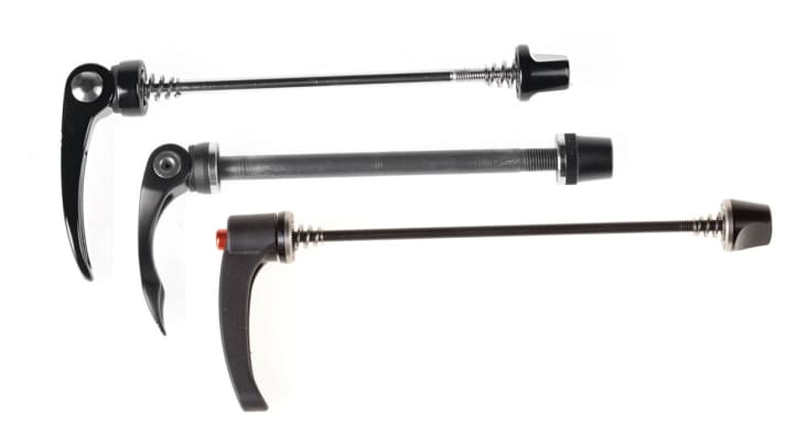   5 / 9 / 10 mm: Schnellspanner verfügen über einen Hebel und eine Kontermutter. Sie sitzen in einem 9-mm- (vorne) bzw. 10-mm- (hinten) Nabenkörper, der die Belastungen aufnimmt. Der Thru Bolt von DT Swiss ist hier die Ausnahme. Er nimmt die äußeren Kräfte selber auf.