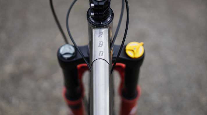 Der Rahmen nimmt alle erdenklichen Laufrad-Konfigurationen auf. Das Radical Chilli Dog 290 ist ein Full-29er Enduro-Hardtail aus Titan.