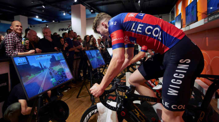  Schwitzen vor dem Bildschirm: Schon im vergangenen Jahr gab es auf Zwift Wettkämpfe auf Profi-Niveau.
