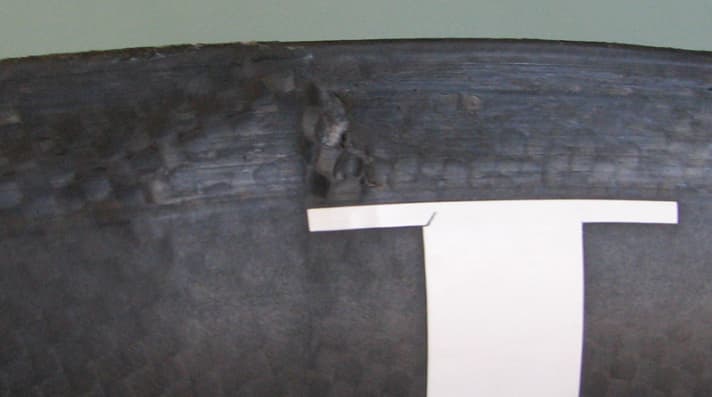   Schaden 1: Das Harz weichte auf, die Bremse schob Fasern zu Knubbeln zusammen 