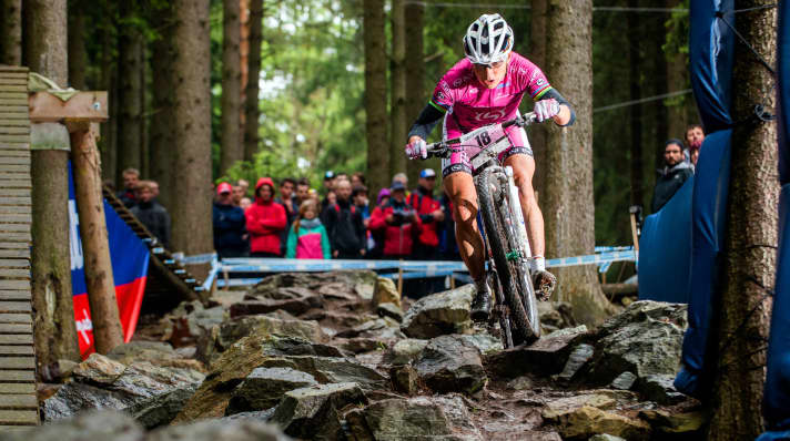   Sabine Spitz in einem der berüchtigten Rockgardens der Worldcup-Strecke in Nove Mesto.